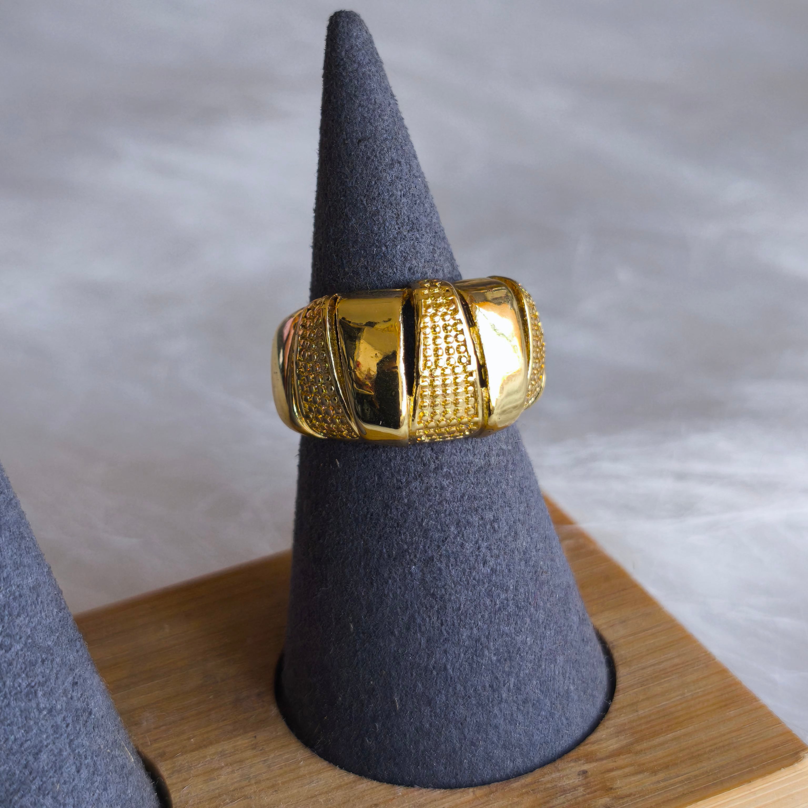 Anillo labrado zircon